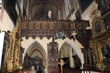 Dwukondygnacyjne wn�trze ko�cio�a